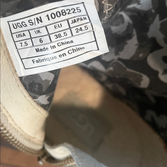 Like new UGG Orion Cream Ankle Boots with Zipper - Picture 7 of 7